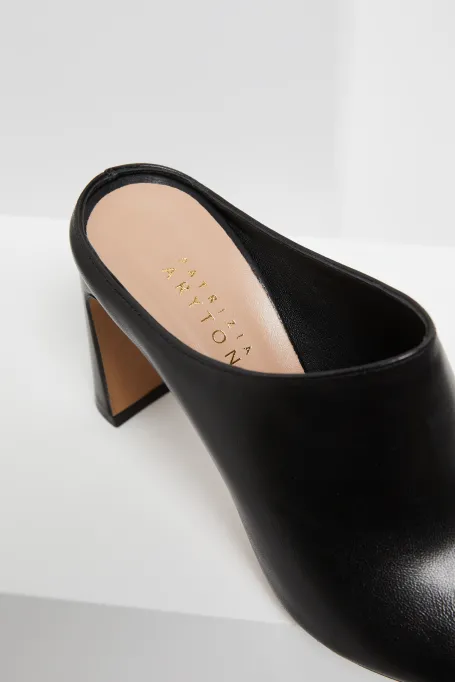 Černé pantofle na podpatku