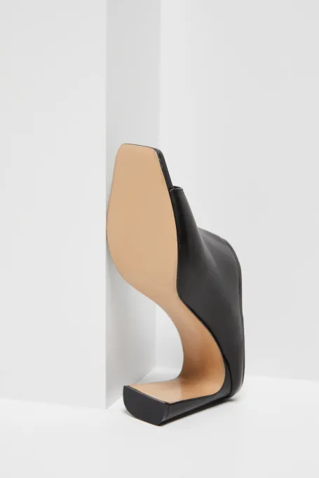 Černé pantofle na podpatku