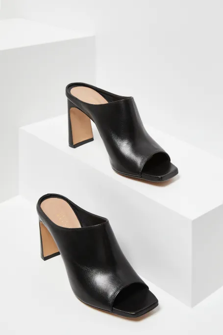 Černé pantofle na podpatku