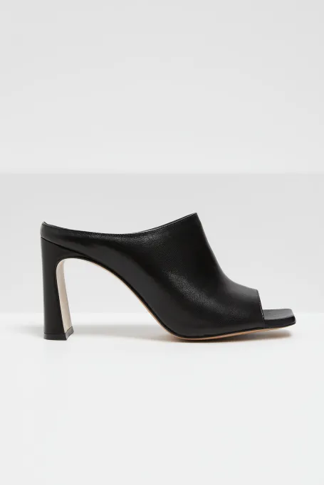 Černé pantofle na podpatku