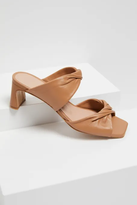 Béžové pantofle na podpatku