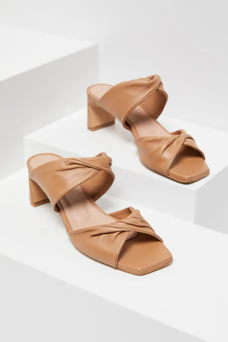 Béžové pantofle na podpatku