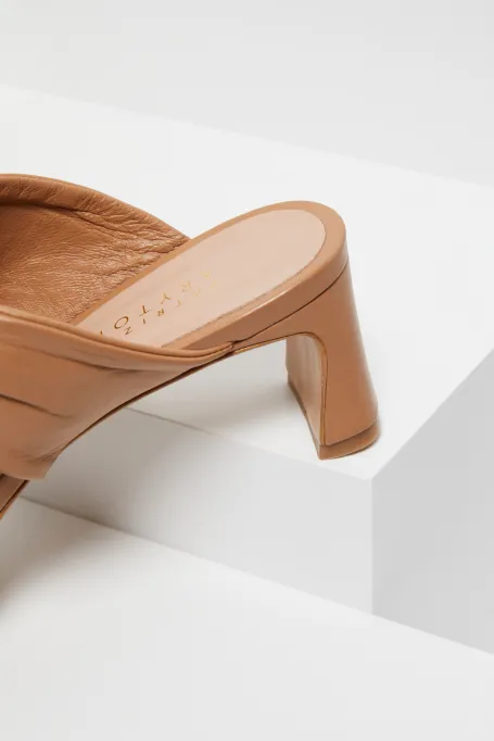 Béžové pantofle na podpatku