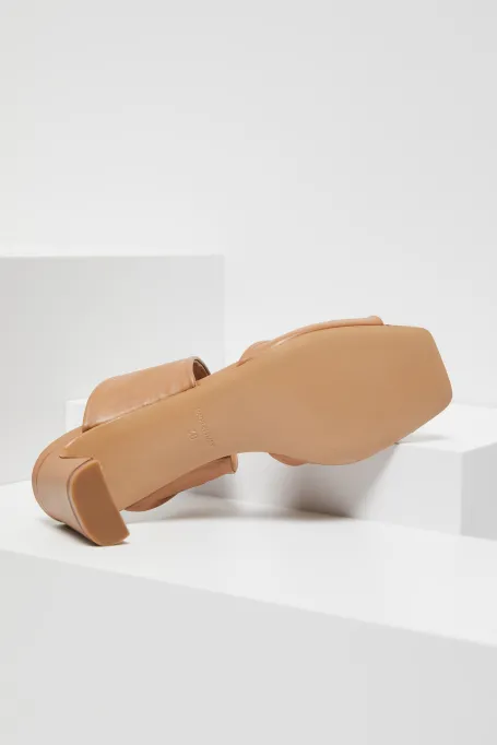 Béžové pantofle na podpatku