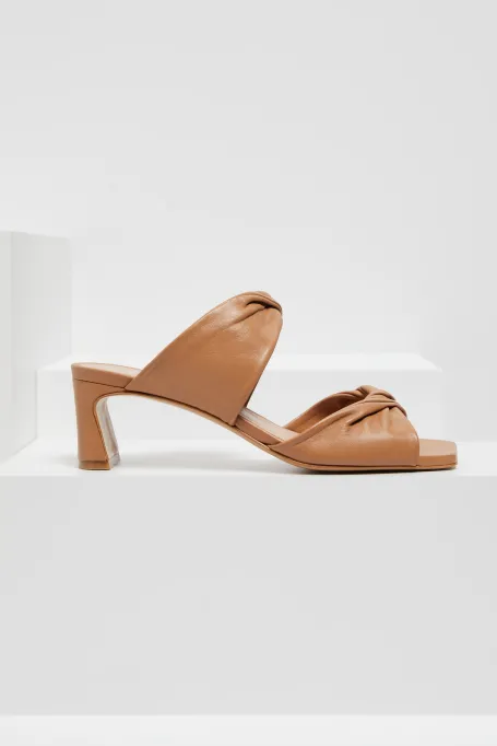 Béžové pantofle na podpatku