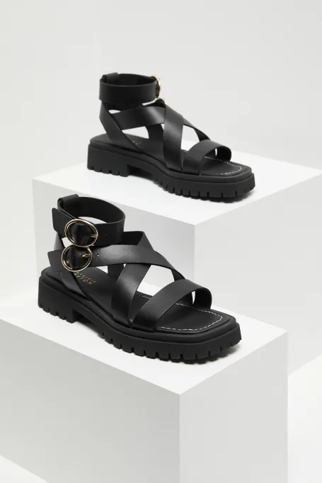 Černé kožené sandály