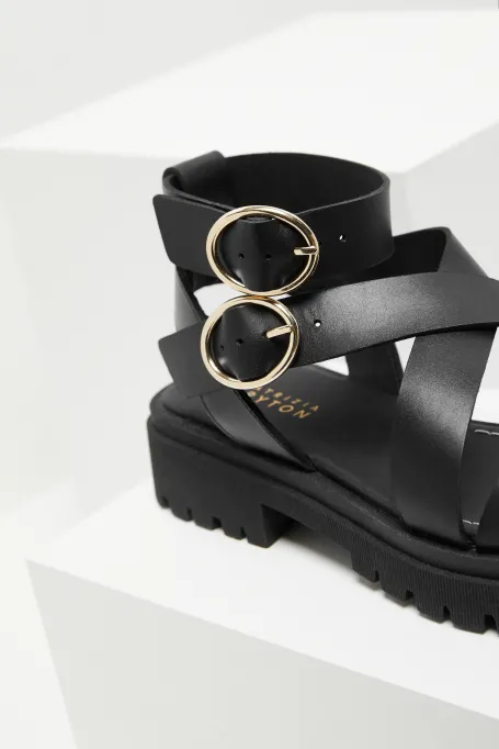 Černé kožené sandály