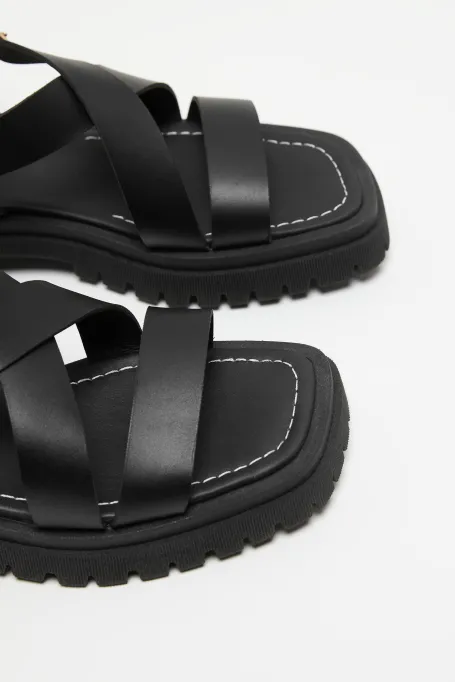 Černé kožené sandály
