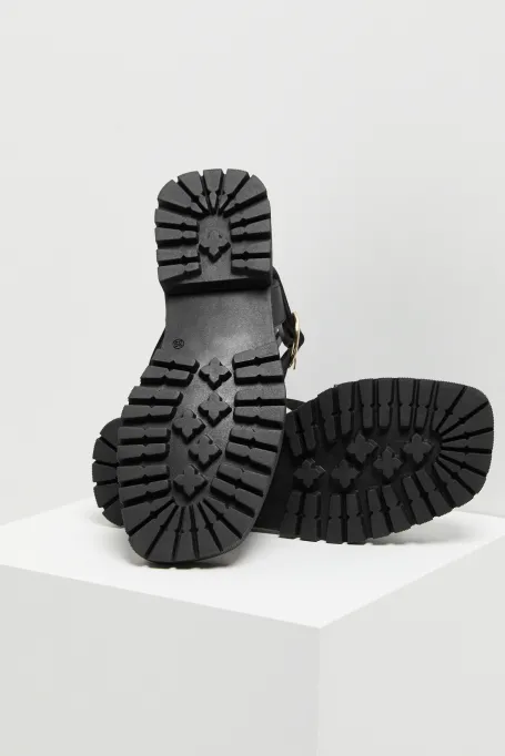 Černé kožené sandály