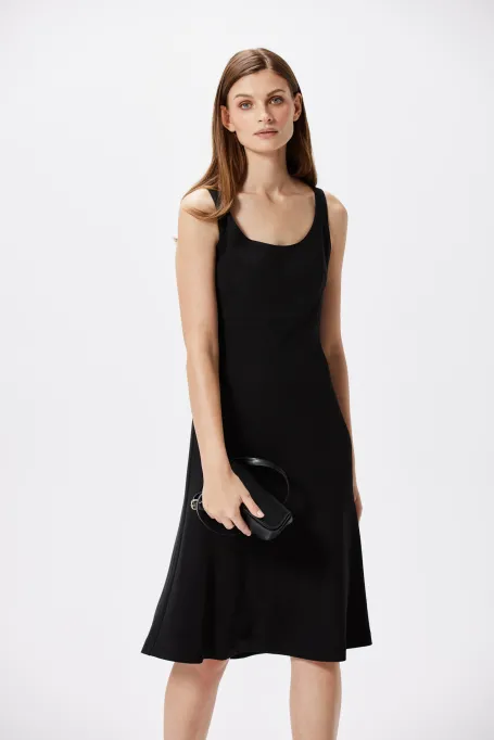 Černé midi šaty na širokých ramínkách