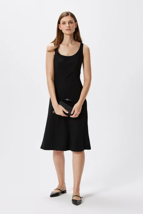 Černé midi šaty na širokých ramínkách