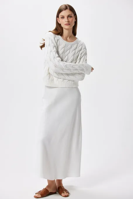 Bílý svetr s copánkovým vzorem