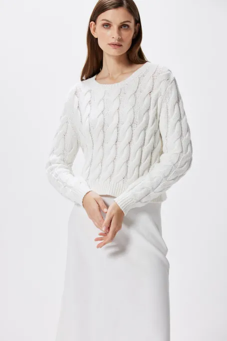 Bílý svetr s copánkovým vzorem