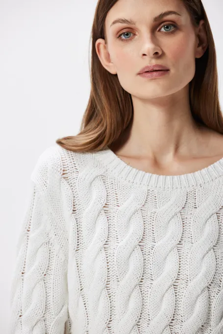 Bílý svetr s copánkovým vzorem