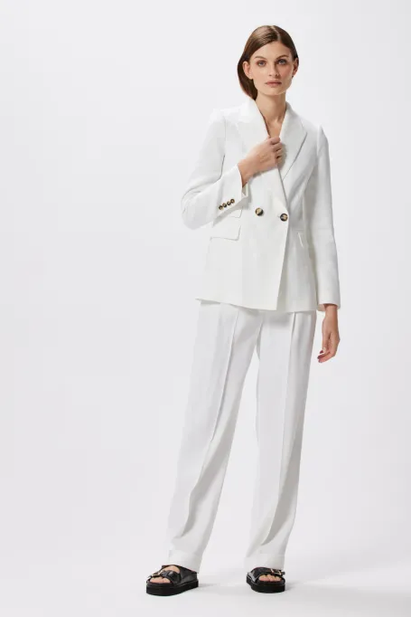 Bílý sak z lnem k obleku