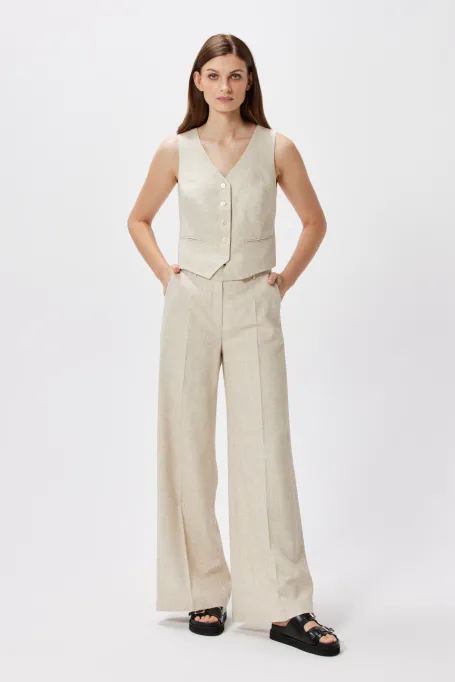 Béžová vesta s lnem k obleku