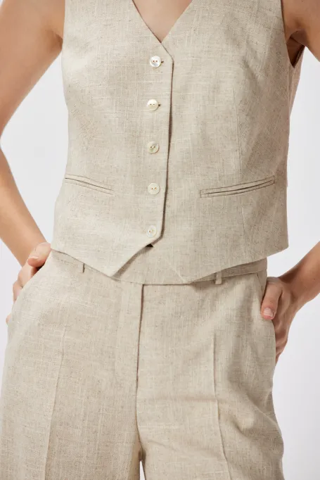 Béžová vesta s lnem k obleku