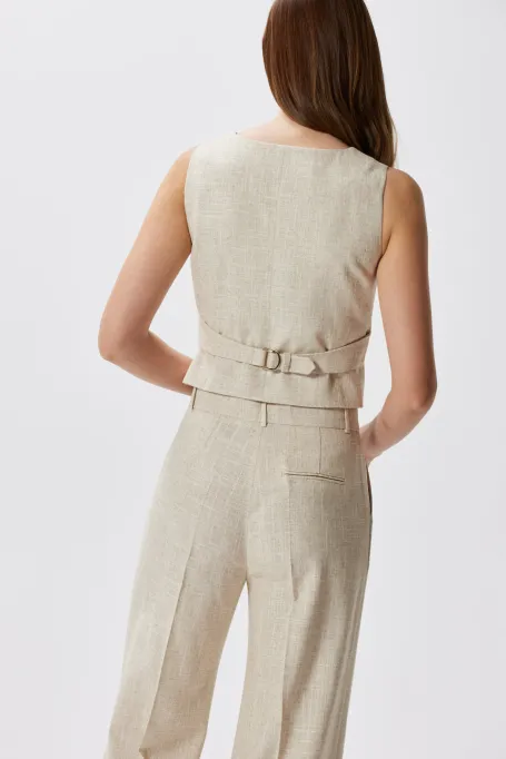 Béžová vesta s lnem k obleku