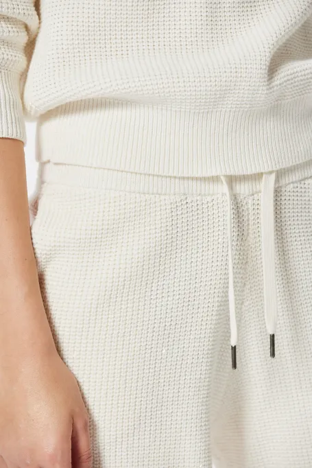 Bílé pletené šortky z krémové látky