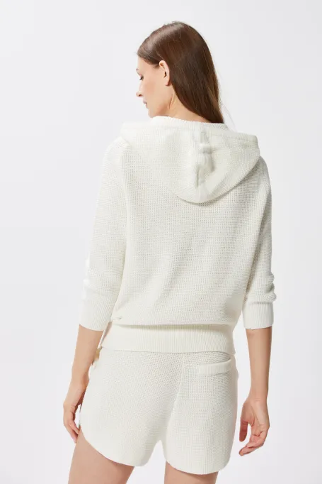 Bílé pletené šortky z krémové látky