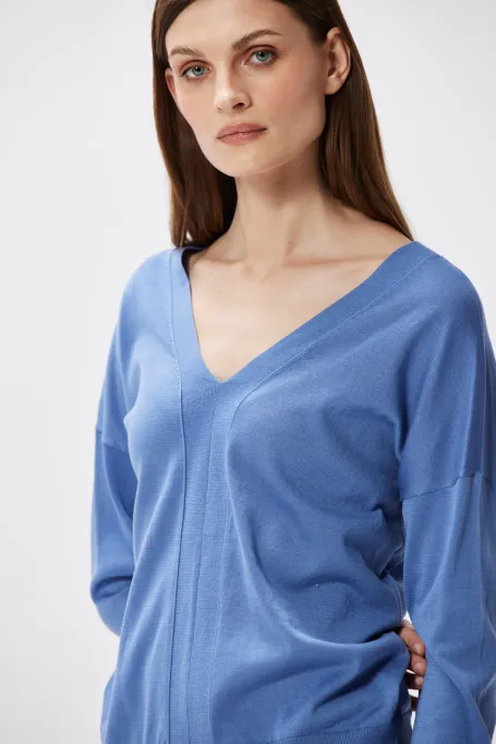 Modrá blůza s výstřihem do V