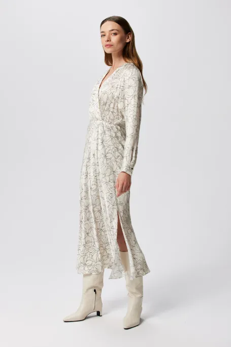 Bílé šaty s lineárním vzorem