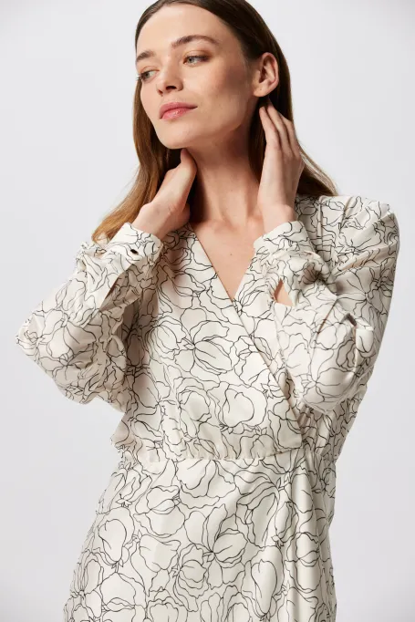 Bílé šaty s lineárním vzorem