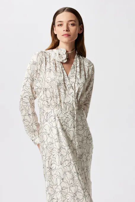 Bílé šaty s lineárním vzorem