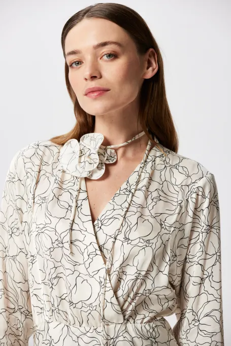 Bílé šaty s lineárním vzorem