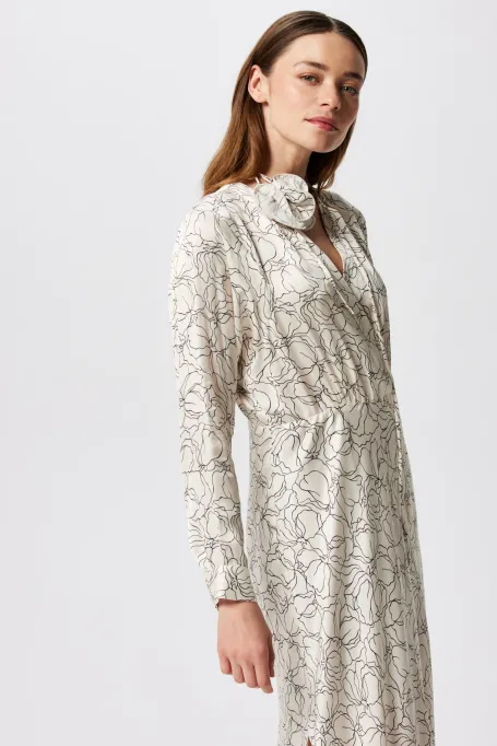 Bílé šaty s lineárním vzorem