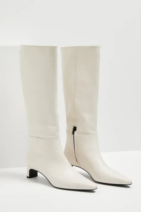 Bílé kozačky na středním podpatku