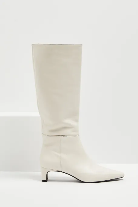 Bílé kozačky na středním podpatku