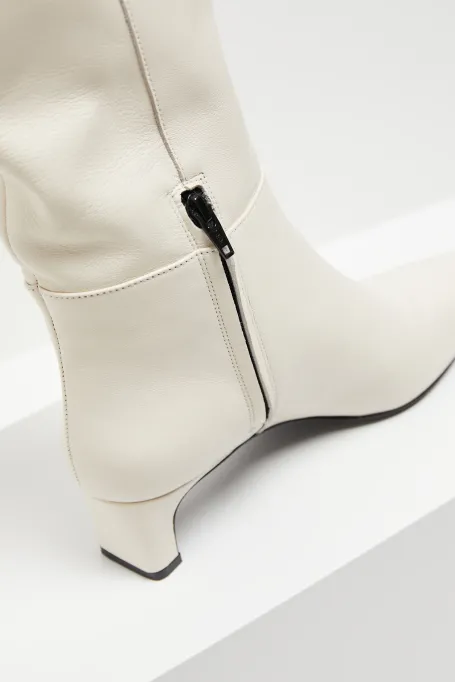 Bílé kozačky na středním podpatku