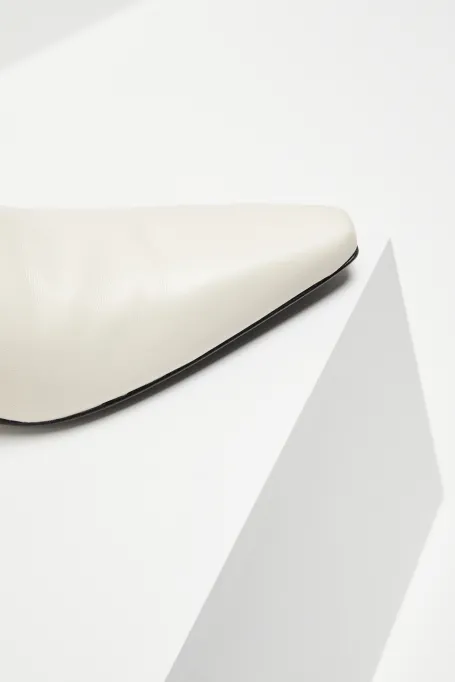 Bílé kozačky na středním podpatku