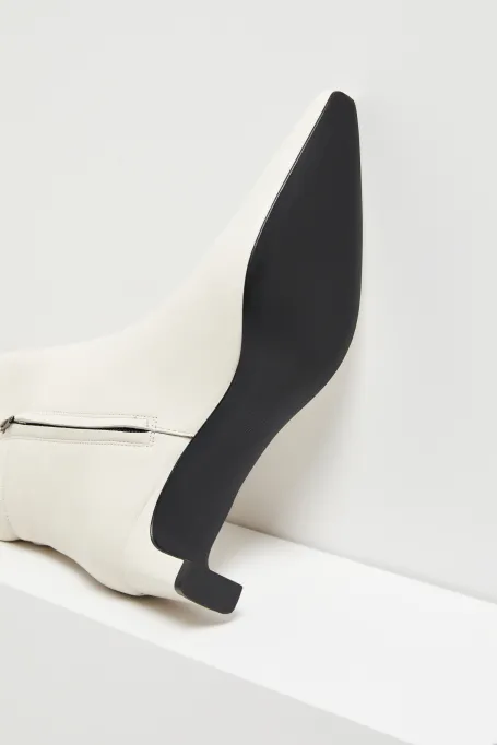 Bílé kozačky na středním podpatku