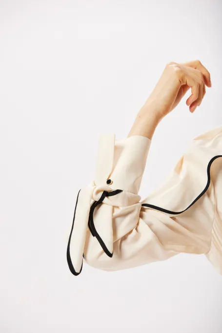 Hedvábné šaty s černým lemováním