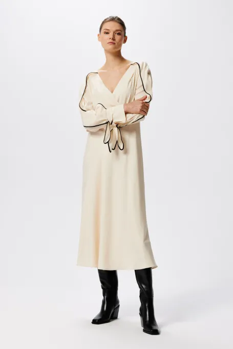 Hedvábné šaty s černým lemováním