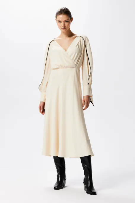 Hedvábné šaty s černým lemováním