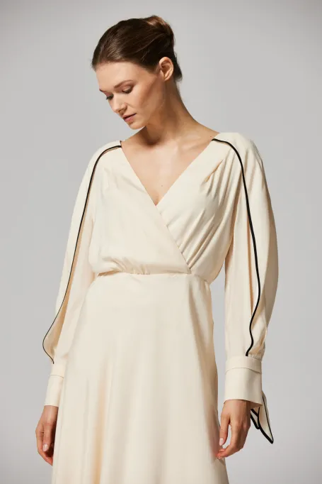 Hedvábné šaty s černým lemováním