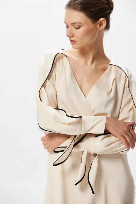 Hedvábné šaty s černým lemováním