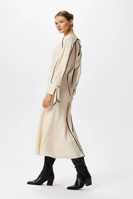 Hedvábné šaty s černým lemováním