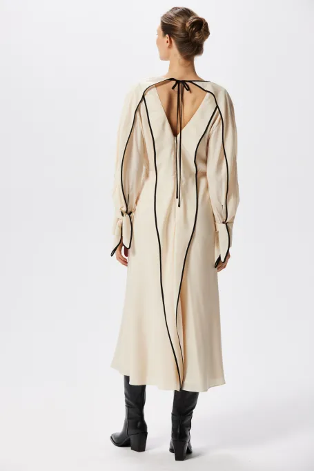 Hedvábné šaty s černým lemováním