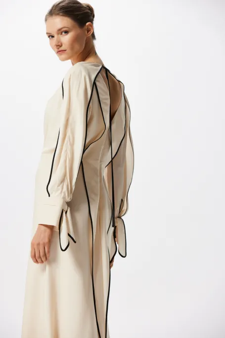 Hedvábné šaty s černým lemováním