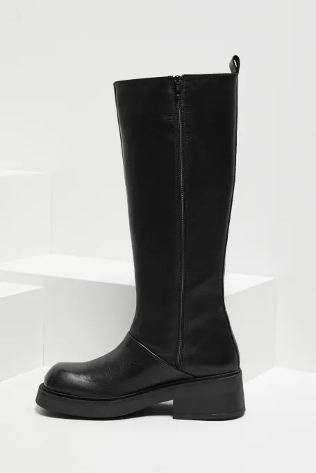 Černé kožené kozačky