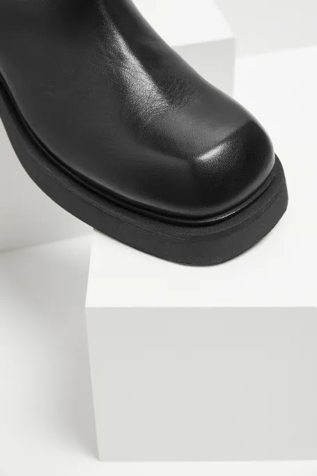 Černé kožené kozačky