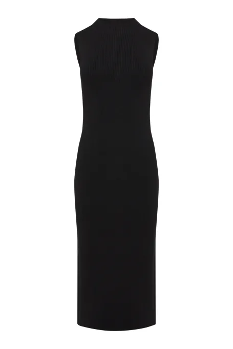 Černé přiléhavé šaty