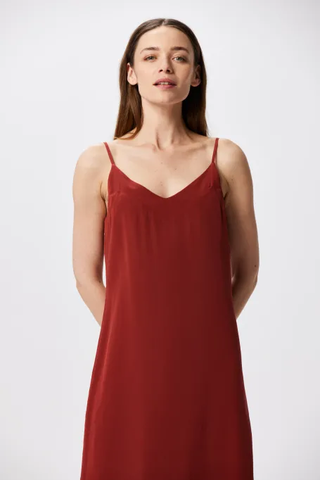 Cihlové hedvábné šaty