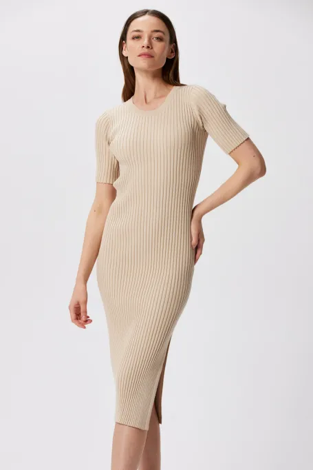 Béžové šaty s vertikálním proužkem