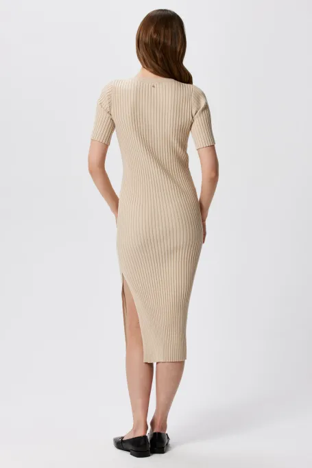 Béžové šaty s vertikálním proužkem