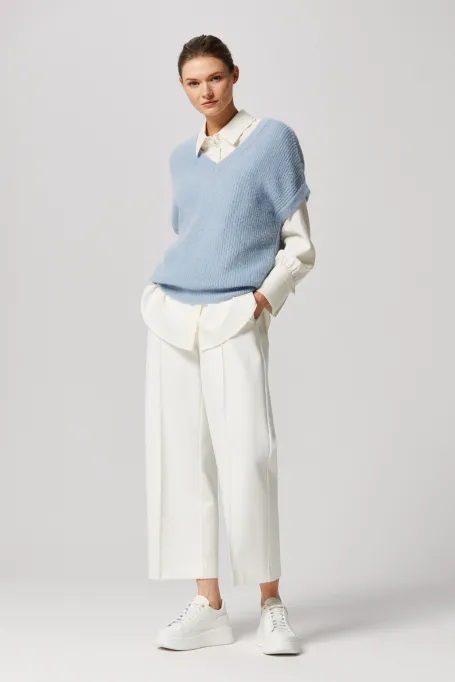 Modrá blůza s výstřihem do V